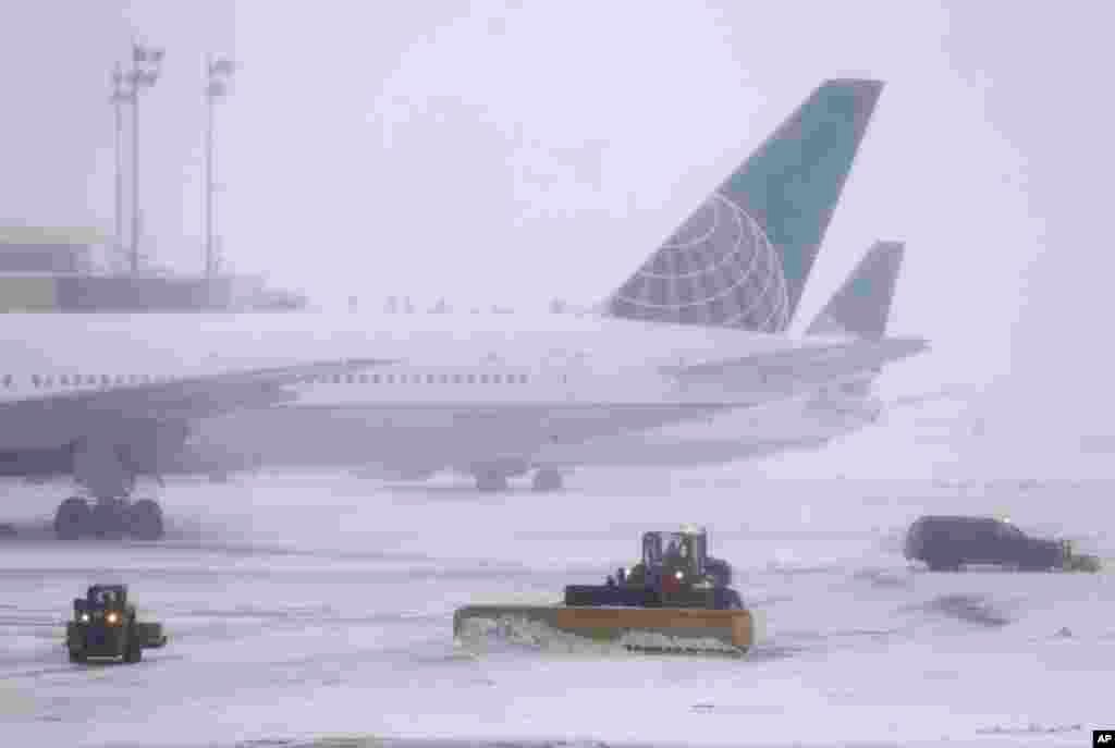 Des pelleteuses nettoient la piste de l&#39;aéroport international de Newark Liberty à Newark, New Jersey, 14 mars 2017.