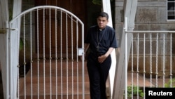 FOTO DE ARCHIVO: Rolando Álvarez, obispo de la Diócesis de Matagalpa, camina en la iglesia católica de Managua donde estaba refugiado alegando haber sido atacado por la policía, en Managua, Nicaragua, el 20 de mayo de 2022. REUTERS/Maynor Valenzuela