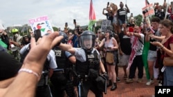 Demonstran Pro-Palestina bersitegang dengan polisi di Union Station di Washington, DC, pada 24 Juli 2024, saat protes menentang kunjungan Benjamin Netanyahu ke AS berlangsung. (Foto: AFP/Matthew Hatcher)