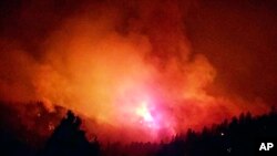 Foto del 7 de junio de 2018, provista por Inciweb, muestra un incendio forestal cerca de Durango, Colorado, donde las autoridades ordenaron la evacuación de cientos de viviendas para permitir que los bomberos ataques un flanco del fuego.