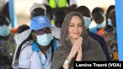 Angelina Jolie assistant à la cérémonie dédiée aux réfugiés, Dori, le 20 juin 2021. (VOA/Lamine Traoré)