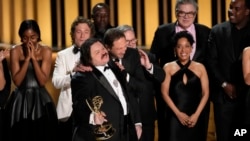 Matty Matheson, al centro, y el equipo de "The Bear" aceptan el premio a la mejor serie de comedia durante la 75ª edición de los premios Emmy.