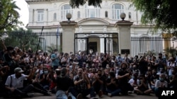 Un grupo de jóvenes intelectuales y artistas se manifiestan a las puertas del Ministerio de Cultura durante una protesta en La Habana, el 27 de noviembre de 2020.