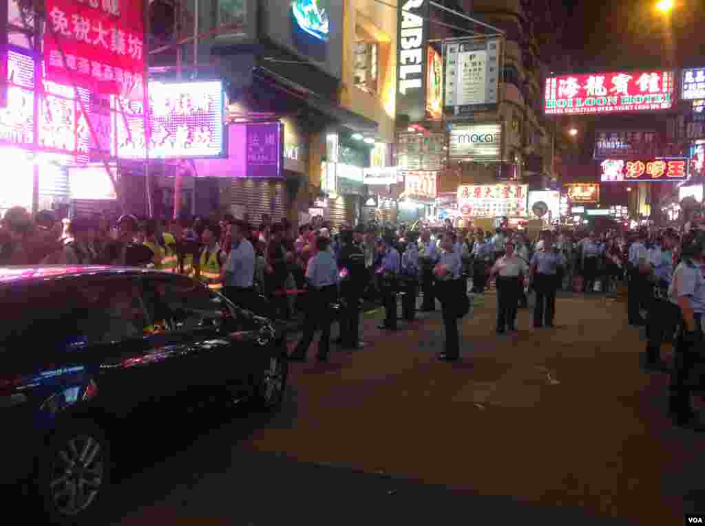 数以百计香港市民在旺角几外路段聚集 (美国之音海彦拍摄)