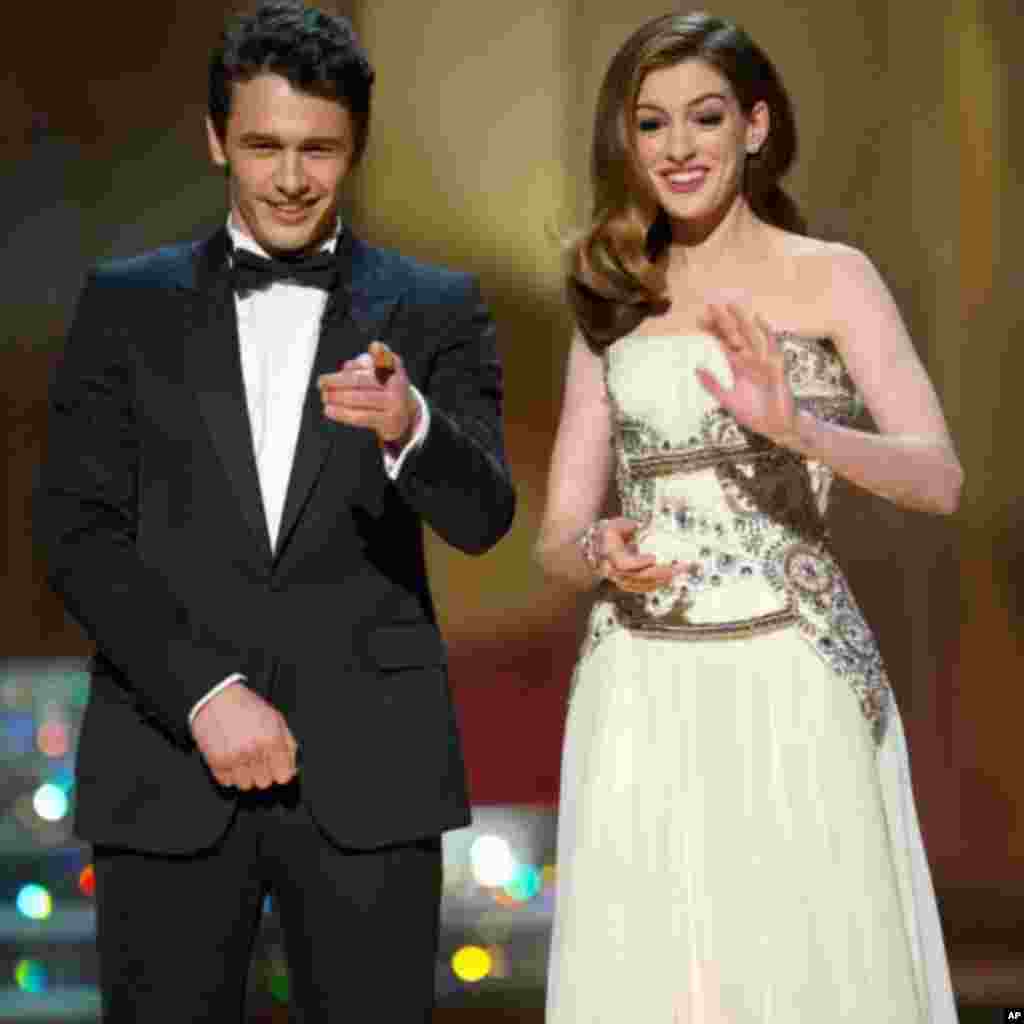 Co-hosts James Franco and Anne Hathaway