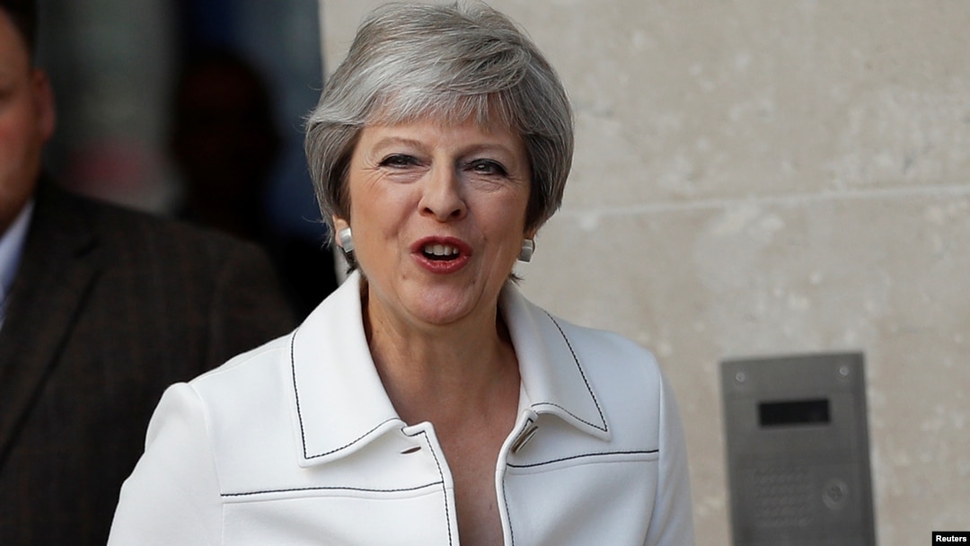 Britanska premijerka Tereza Mej izlazi iz BBC-ja posle gostovanja u političkom programu Endrua Mara 15. jula 2018. 