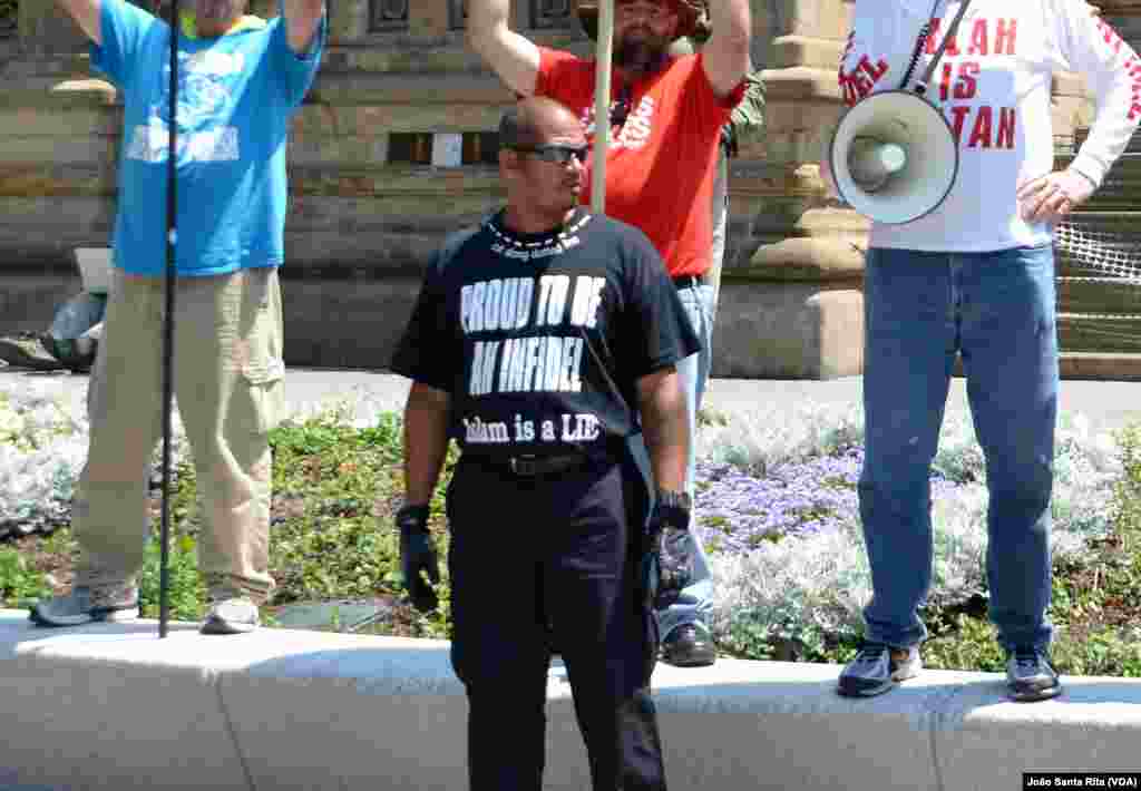 Um manifestante usando uma t-shirt com as palavras "orgulho em ser infiel Islão é uma mentira", fora do recinto da convenção republicana. Jul 19, 2016