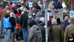 Warga Jerman antre untuk menerima vaksinasi COVID-19 di sebuah pusat vaksinasi di Berlin (foto: dok). 