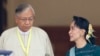 Htin Kyaw (kiri), presiden terpilih baru Myanmar, bersama pemimpin Partai Liga Nasional untuk Demokrasi, Aung San Suu Kyi, di gedung parlemen di Naypyitaw, Myanmar (15/3).&nbsp;(AP/Aung Shine Oo)