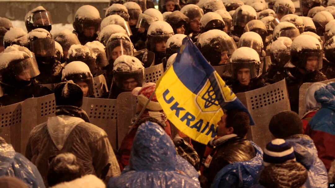 Ukraina politsiyasi namoyishchilar oldini to'smoqda, Kiyev, 9-dekabr, 2013-yil.