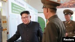 Le leader de la Corée du Nord Kim Jong-Un visite une académie scitifique à Pyongyang, 23 août 2017.