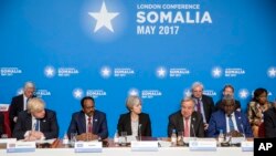 Antonio Guterres et Moussa Faki Mahamat participant à un sommet sur la Somalie, en compagnie de (de gauche à droite) Boris Johnson, chef de la diplomatie britannique; Mohamed Abdullahi, président de la Somalie; et Theresa May, Première ministre britannique, Londres, le 11 mai 2017. 