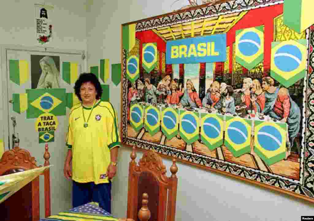 Em Junho de 1998, Marilza decorou toda a sua sala e o quadro da Última Seia com bandeiras do Brasil. Marilza é uma fã desde sempre.