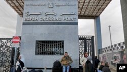 Палестинці очікують перетину кордону з Єгиптом в місті Рафах, 21 грудня 2014 р. Президент Єгипту наказав відкрити цей пункт пропуску на весь священний для мусульман місяць Рамадан, що є найдовшим періодом відтоді, як ХАМАС захопив владу у 2007 році. (Фото: AP Photo/Adel Hana)
