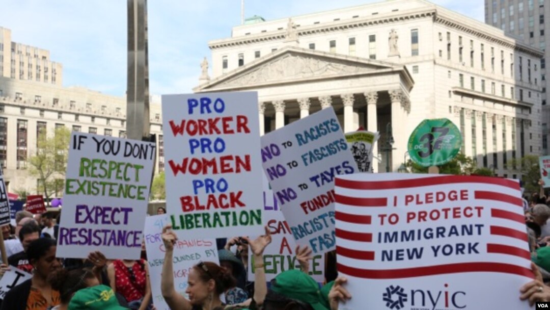 Parra demonstran memperingati 'May Day' dengan membanjiri jalanan di New York untuk memprotes kebijakan imirasi Presiden Trump. (R. Taylor/VOA