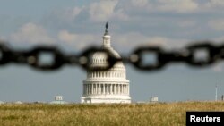 El Capitolio fotografiado a través de una cadena, simbolizando el cierre del gobierno.