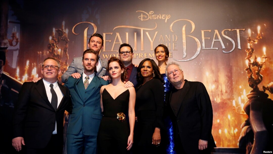 Sutradara film, Bill Condon, dan penata musik, Alan Menken berpose dengan para pemain Dan Stevens, Luke Evans, Emma Watson, Josh Gad, Audra McDonald dan Gugu Mbatha-Raw pada penayangan perdana "Beauty and the Beast" di Los Angeles, California, Amerika Serikat, 2 Maret 2017 (foto: REUTERS/Mario Anzuoni)