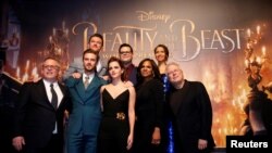 Sutradara film, Bill Condon, dan penata musik, Alan Menken berpose dengan para pemain Dan Stevens, Luke Evans, Emma Watson, Josh Gad, Audra McDonald dan Gugu Mbatha-Raw pada penayangan perdana "Beauty and the Beast" di Los Angeles, California, Amerika Serikat, 2 Maret 2017 (foto: REUTERS/Mario Anzuoni)