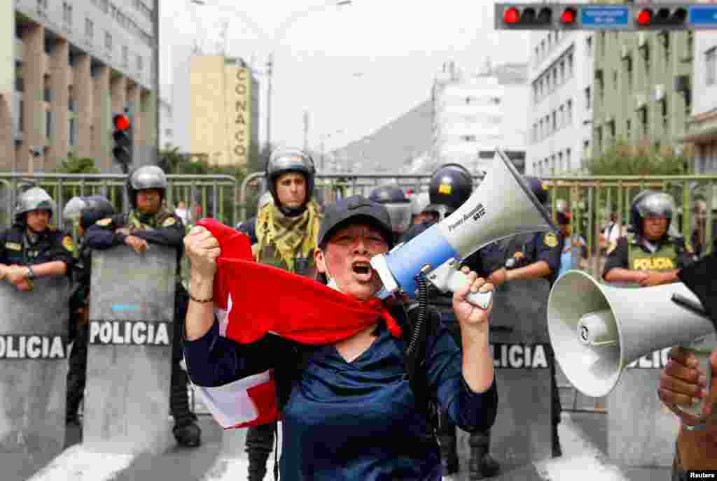 Un partidario del presidente de Perú, Pedro Castillo, usa un megáfono durante una protesta después de que el Congreso aprobara la destitución del presidente, en Lima, Perú, el 7 de diciembre de 2022. REUTERS/Alessandro Cinque