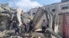 Palestinos observan la destrucción tras un ataque aéreo israelí en Rafah, Franja de Gaza. Lunes 29 de abril de 2024.