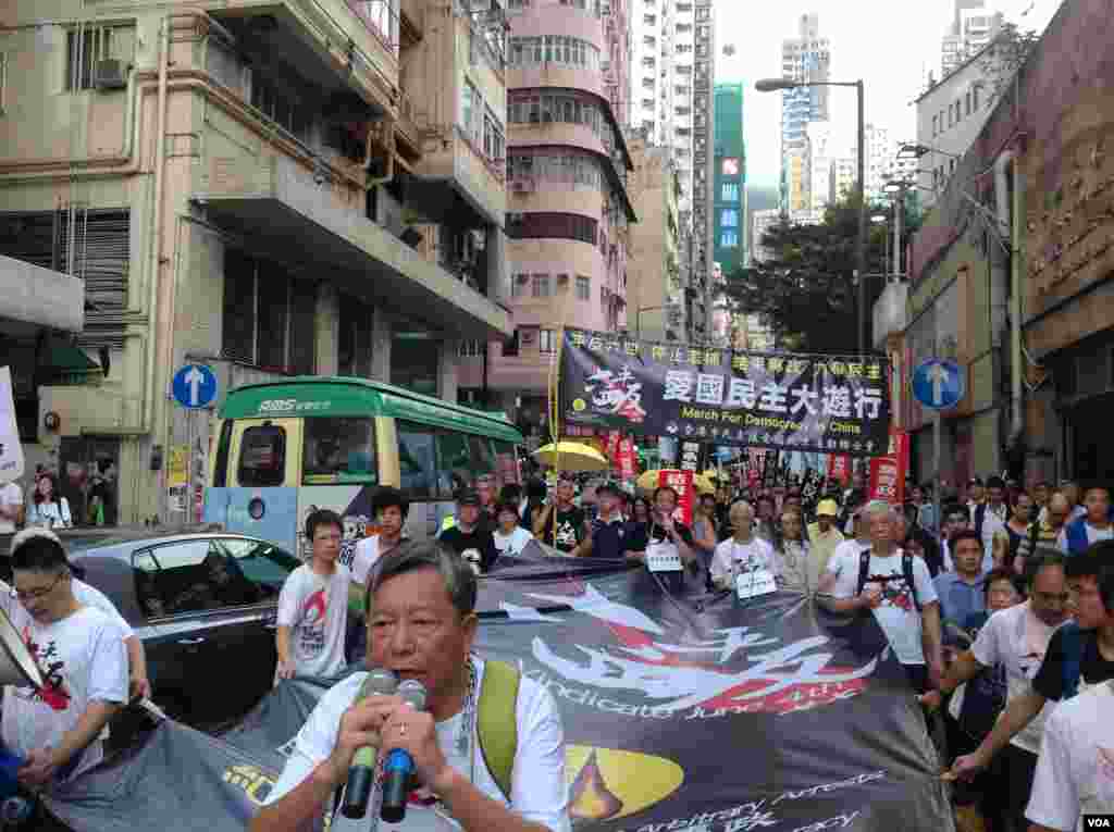 香港支聯會舉行年度平反六四大遊行(美國之音海彥拍攝)