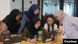 Pelajar sekolah menengah belajar hard skills dan soft skills di kelas Offline Holiday Club. (Foto: Generation Girl)