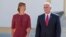 Tổng thống Estonia Kersti Kaljulaid và Phó Tổng thống Mỹ Mike Pence trước cuộc họp tại Tallinn, Estonia ngày 31/7/2017.