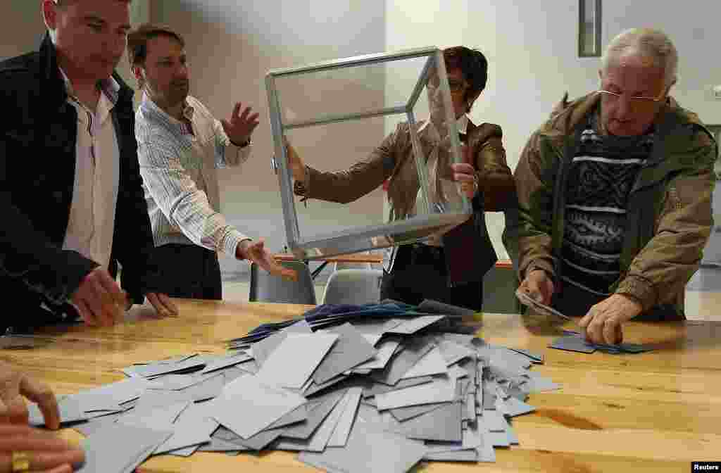 Las autoridades electorales de Francia durante el conteo de votos. (Reuters).
