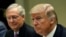 El entonces presidente Donald Trump, en primer plano, junto al senador Mitch McConnell, durante un encuentro en la Casa Blanca, el 1 de marzo de 2017.