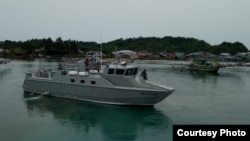 Kapal patroli dari Pangkalan TNI AL Nias, saat melakukan pencarian terhadap KM Formosa-12 yang hilang usai dihantam badai di perairan Pulau Lambak, Nias Selatan. Selasa (5/3). (Pos SAR Nias)