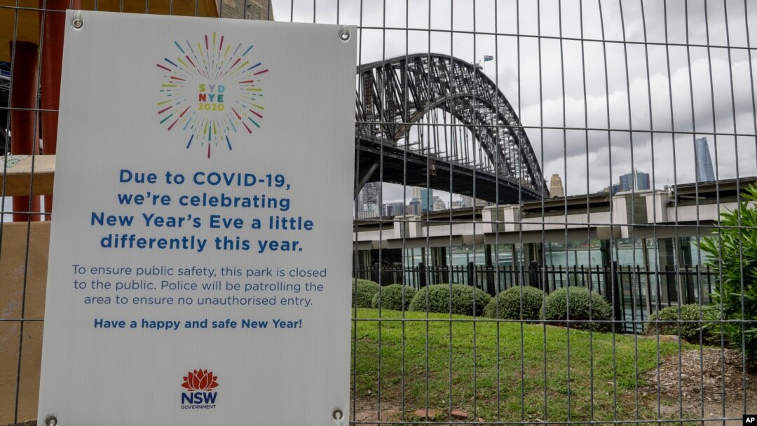 Papan peringatan Covid-19 dekat Sydney Harbour menjelang perayaan malam Tahun Baru di Sydney, Australia, Kamis, 31 Desember 2020. 