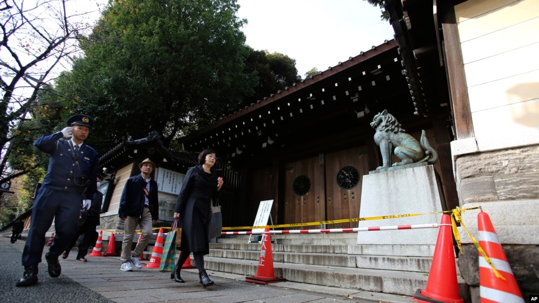 Seorang polisi tengah berpatroli di sekitar kuil Yasukuni, Tokyo pasca ledakan, 24 November 2015 (Foto: dok).