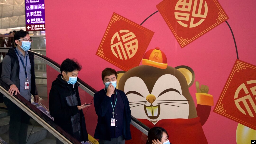 Para pengunjung mengenakan masker di bandara internasional Hong Kong, 21 Januari 2020. 