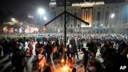 Demonstranti pale svijeće na protestu u Tbilisiju (Foto: AP/Pavel Bednyakov)