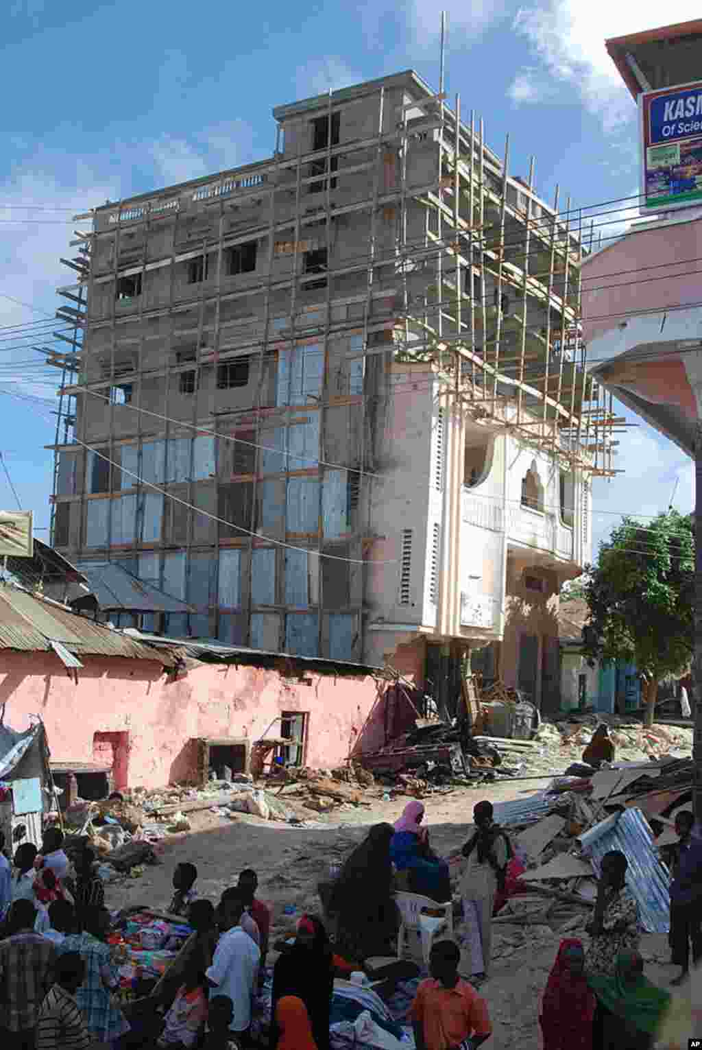 High-rise buildings damaged in the African Union offensive are being restored as Bakara Market returns to normal. (P. Heinlein/VOA) 
