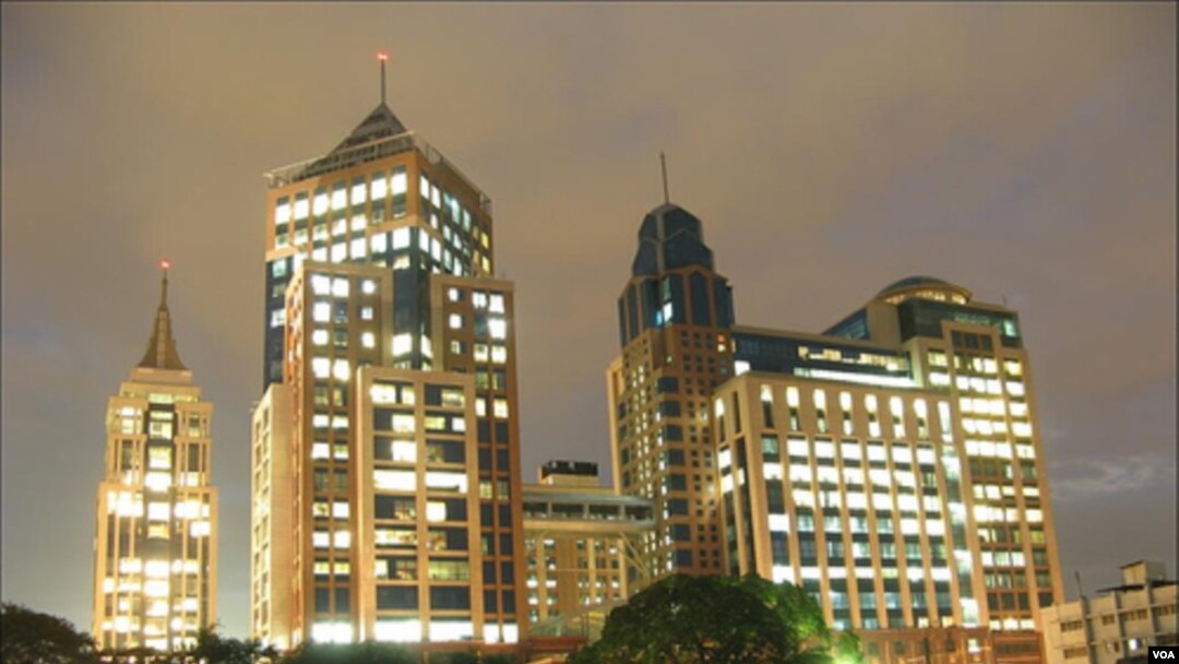 Kota Bengalore di India menjadi pusat pengembangan industri IT, sehingga dijuluki "Silicon Valley-India". India menilai kenaikan biaya Visa AS merugikan sektor IT-nya.