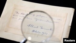 Sebuat catatan yang ditulis oleh Albert Einstein untuk mahasiswa kimia asal Italia, Elisabetta Piccini, di Florence, Italia, pada 1921 dipamerkan sebelum dijual dalam lelang di Yerusalem, 6 Maret 2018.