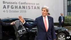 Le secrétaire d'État américain John Kerry arrive à la conférence sur l'Afghanistan à Bruxelles, le 5 octobre 2016.