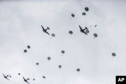 Paracadistas recrean el 78 aniversario de la invasión a Normandía en la Segunda Guerra Mundial en Carentan, Francia, el 5 de junio de 2022. Foto AP-