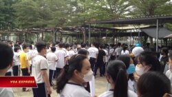 Học sinh chuẩn bị đi học dù ca nhiễm COVID tăng trở lại