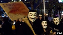 Pengunjuk rasa Occupy Wall Street dalam perayaan Halloween Oktober lalu, menggunakan topeng yang sekarang diasosiasikan sebagai kelompok peretas 'Anonymous' (Foto: dok).