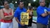 Un grupo de trabajadores de la construcción indocumentados protestan en Miami, Florida, el 16 de octubre de 2024, exigiendo mejores condiciones laborales. (Foto: ANTONI BELCHI/VOA)