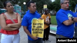 Un grupo de trabajadores de la construcción indocumentados protestan en Miami, Florida, el 16 de octubre de 2024, exigiendo mejores condiciones laborales. (Foto: ANTONI BELCHI/VOA)