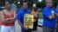 Un grupo de trabajadores de la construcción indocumentados protestan en Miami, Florida, el 16 de octubre de 2024, exigiendo mejores condiciones laborales. (Foto: ANTONI BELCHI/VOA)