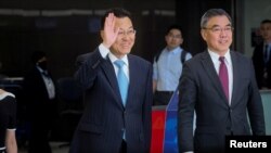 中国新任驻美大使谢锋(挥手者）2023年5月23日抵达纽约肯尼迪国际机场。（路透社）