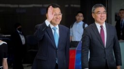 中国新任驻美大使谢锋(挥手者）2023年5月23日抵达纽约肯尼迪国际机场。（路透社）