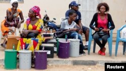 Les agents électoraux attendent au siège local de la CEI (Commission électorale indépendante) de distribuer les urnes aux bureaux de vote, à Serekunda, en Gambie, 29 novembre 2016.