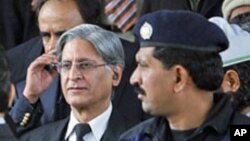 نوموړي زياته کړه د طالبانو مقصد هيڅکله شريعت نه دى بلکې هغوئ غواړي چې د خبرو په ترڅ کې په حکومت خپل بندي مشران خوشي کړي 