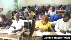 Des candidats en salle de composition, Ouagadougou, le 19 septembre 2019 (VOA/Lamine Traoré)