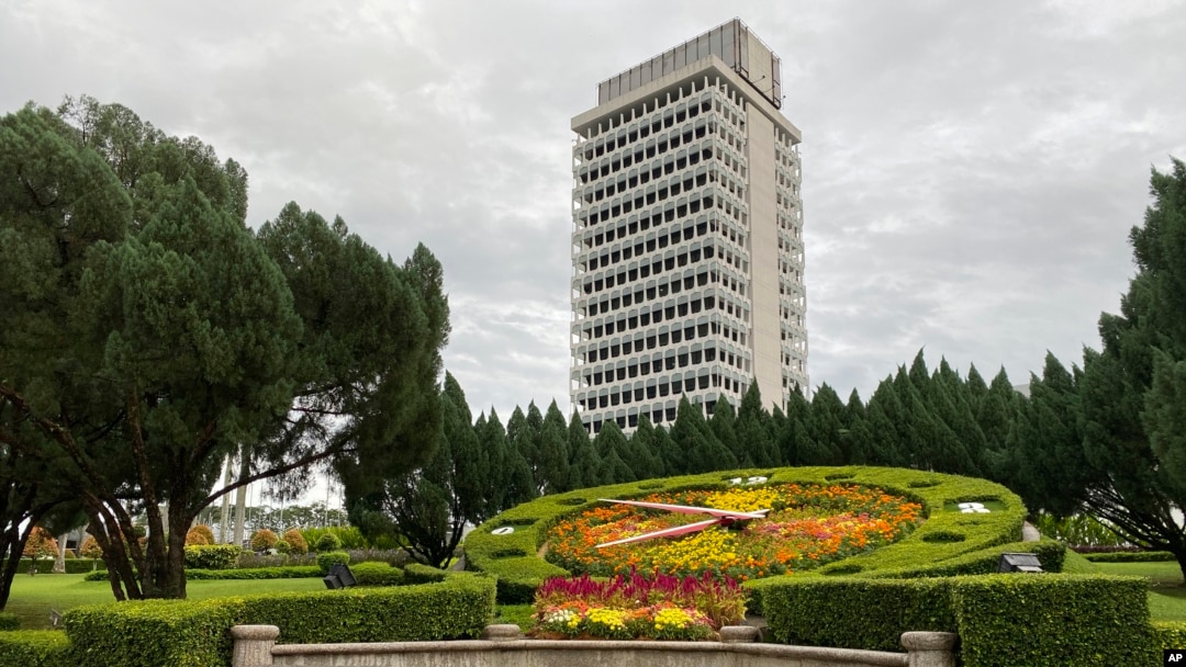 Gedung parlemen majelis rendah Malaysia terlihat di Kuala Lumpur, Malaysia. Pemerintah Malaysia mengumumkan Senin, 5 Juli 2021 bahwa Parlemen akan dilanjutkan kembali pada 26 Juli. (Foto: AP)